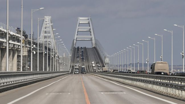 Автомобили на Крымском мосту