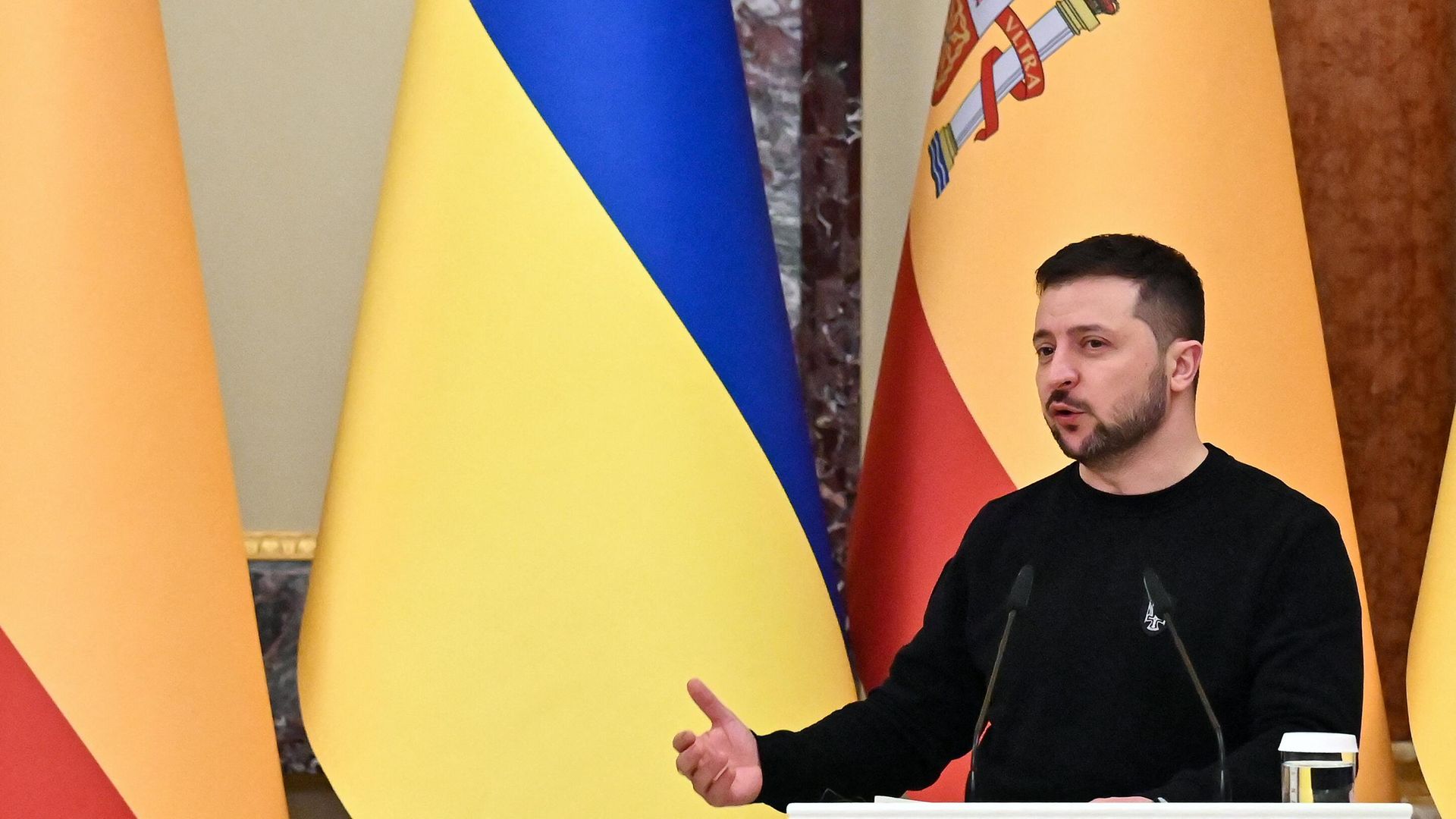 Президент Украины Владимир Зеленский во время совместной пресс-конференции с премьер-министром Испании в Киеве Президент Украины Владимир Зеленский во время совместной пресс-конференции с премьер-министром Испании в Киеве - РИА Новости, 1920, 23.02.2023