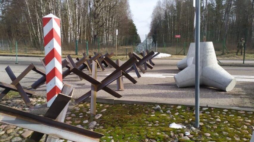 Польша устанавливает противотанковые ежи на дорогах из Белоруссии и России Польша устанавливает противотанковые ежи на дорогах из Белоруссии и России - РИА Новости, 1920, 23.02.2023