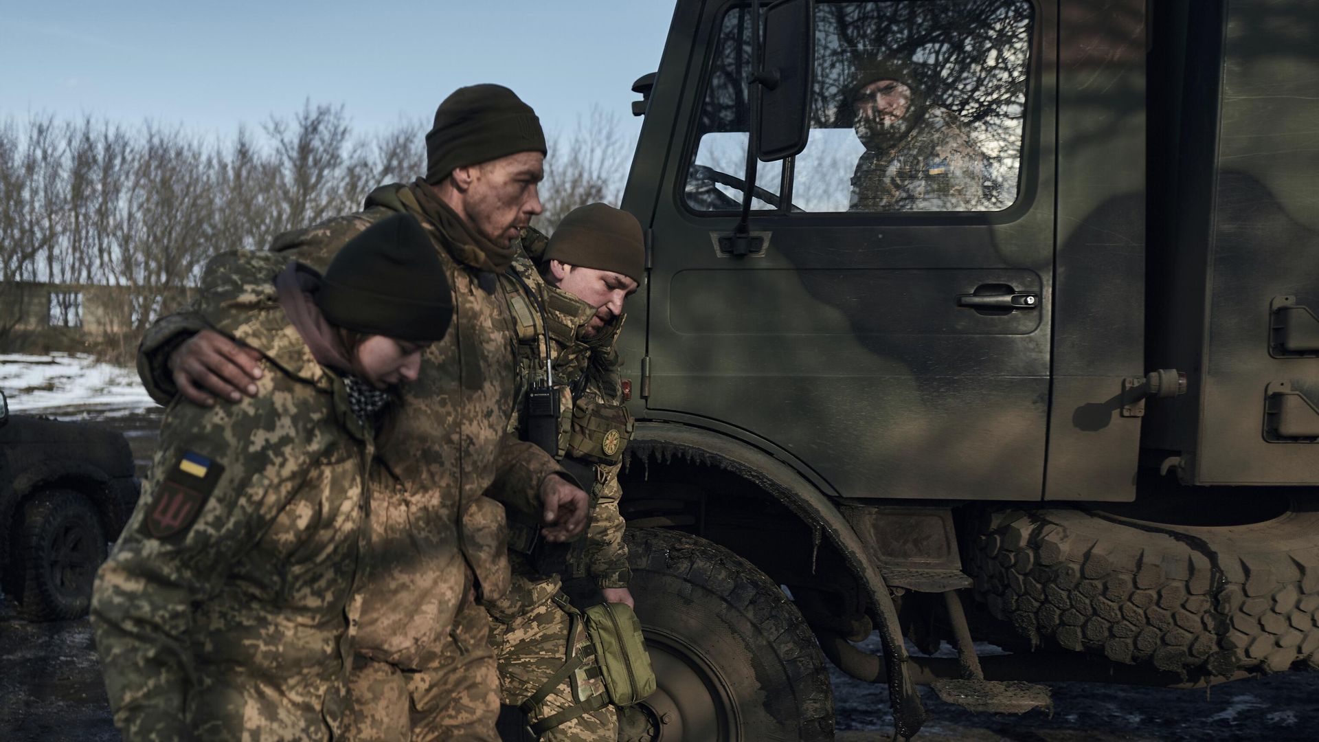 Военные медики помогают раненому украинскому солдату Военные медики помогают раненому украинскому солдату - РИА Новости, 1920, 05.03.2023