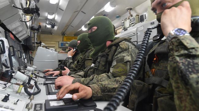 Военнослужащие в центре управления зенитным ракетным комплексом Бук-МЗ Вооруженных сил России Военнослужащие в центре управления зенитным ракетным комплексом Бук-МЗ Вооруженных сил России
