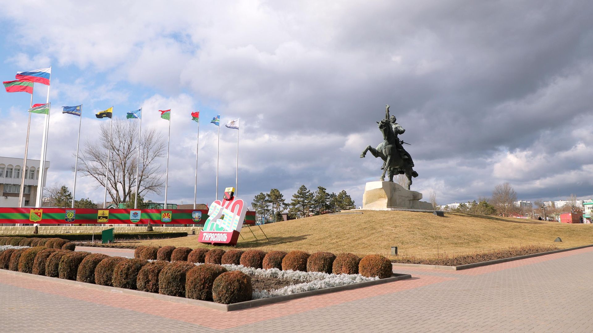 Памятник Александру Суворову у Екатерининского парка в Тирасполе Памятник Александру Суворову у Екатерининского парка в Тирасполе - РИА Новости, 1920, 05.04.2023
