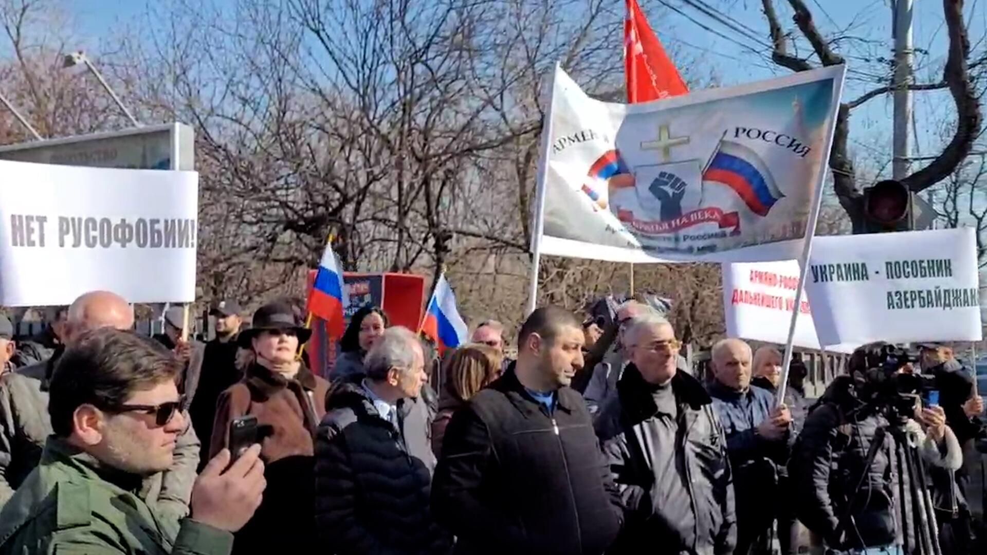 Акция в поддержку специальной военной операции у посольства РФ в Ереване Акция в поддержку специальной военной операции у посольства РФ в Ереване - РИА Новости, 1920, 24.02.2023