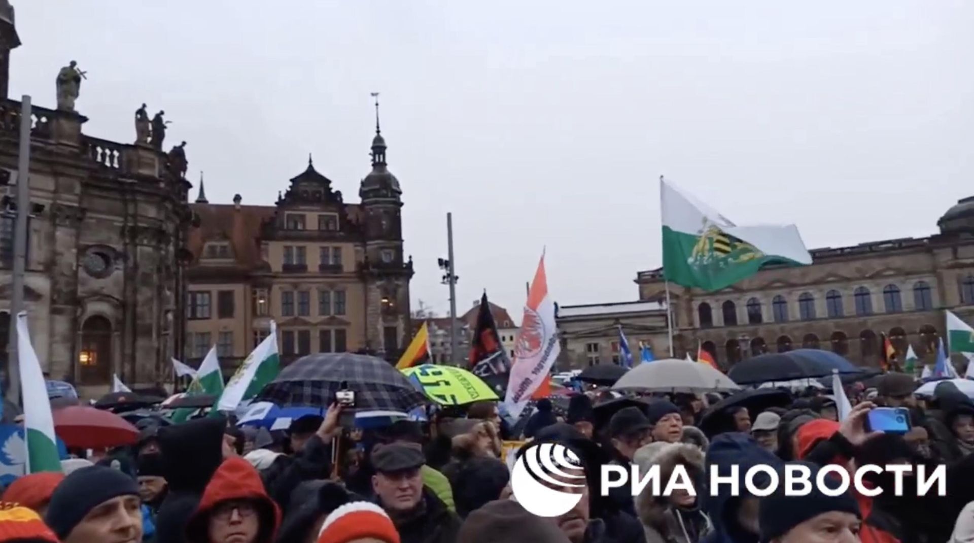 Протест против военной поддержки Украины в Дрездене. Кадр видео Протест против военной поддержки Украины в Дрездене. Кадр видео - РИА Новости, 1920, 24.02.2023