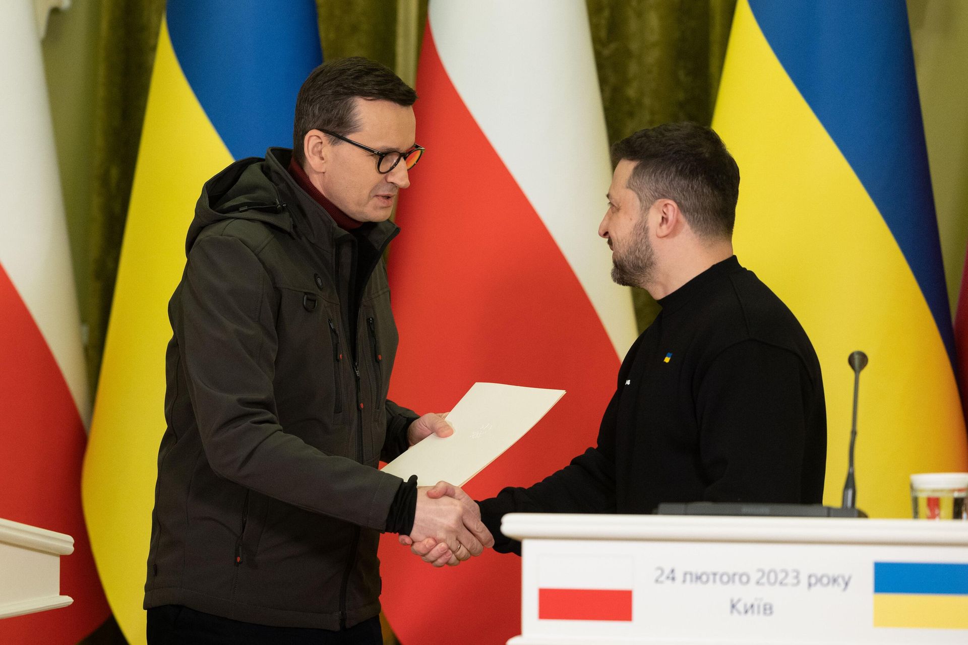 Премьер-министр Польши Матеуш Моравецкий и президент Украины Владимир Зеленский во время встречи в Киеве Премьер-министр Польши Матеуш Моравецкий и президент Украины Владимир Зеленский во время встречи в Киеве - РИА Новости, 1920, 07.08.2023