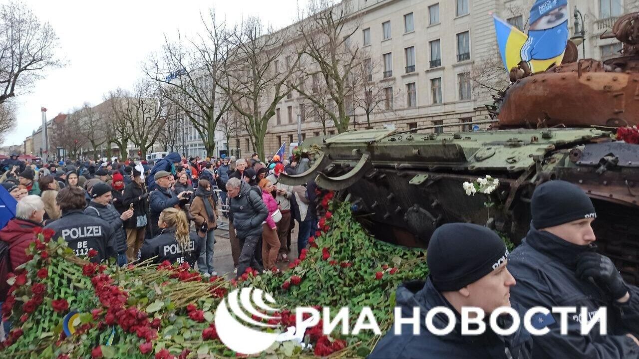 Установленный проукраинскими активистами перед посольством России в Берлине танк покрыли сотнями цветов Установленный проукраинскими активистами перед посольством России в Берлине танк покрыли сотнями цветов - РИА Новости, 1920, 26.02.2023