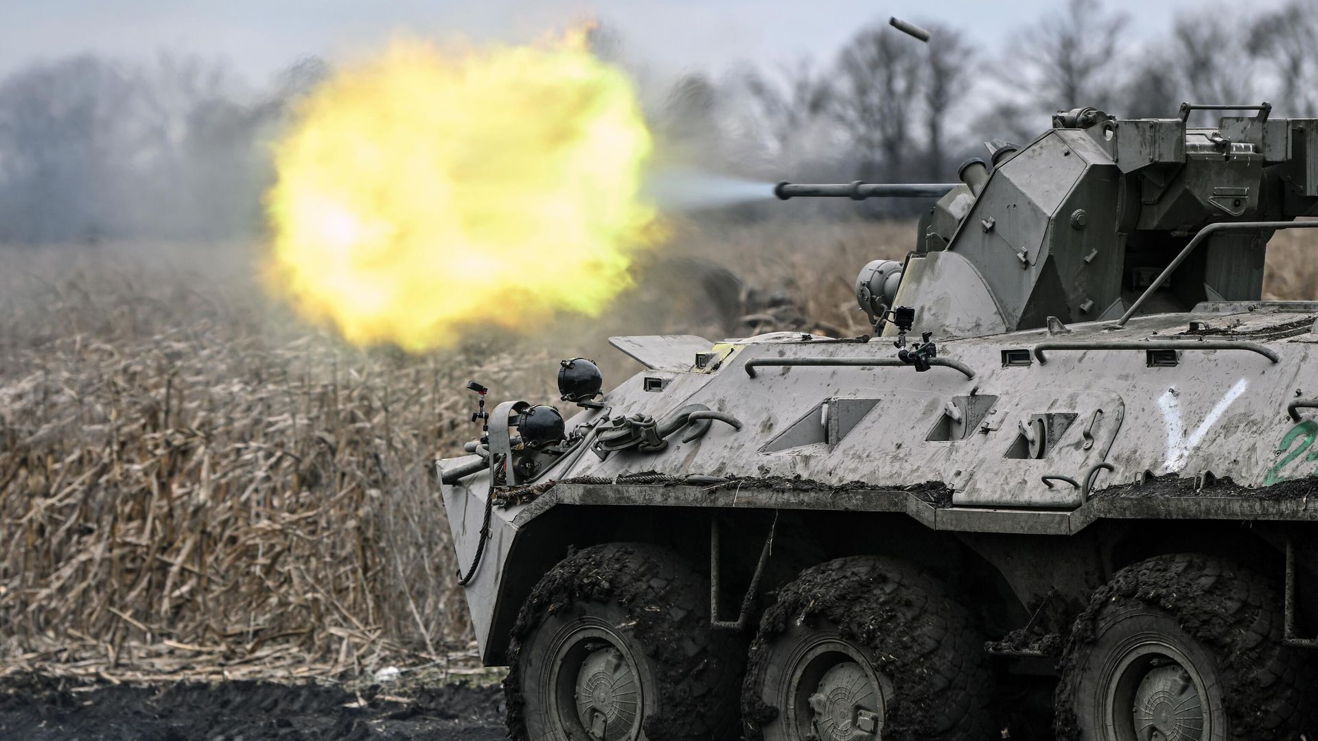 БТР-82 ВС РФ ведет огонь по позициям ВСУ в зоне СВО БТР-82 ВС РФ ведет огонь по позициям ВСУ в зоне СВО - РИА Новости, 1920, 31.05.2025