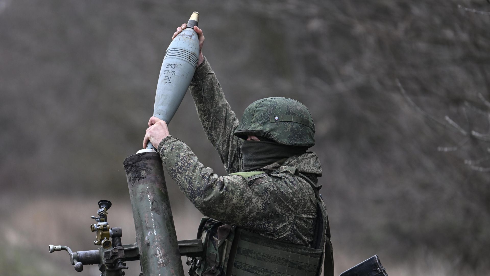 Российский военный ведет огонь по позициям ВСУ из 120-мм миномета в зоне СВО Российский военный ведет огонь по позициям ВСУ из 120-мм миномета в зоне СВО - РИА Новости, 1920, 08.01.2024