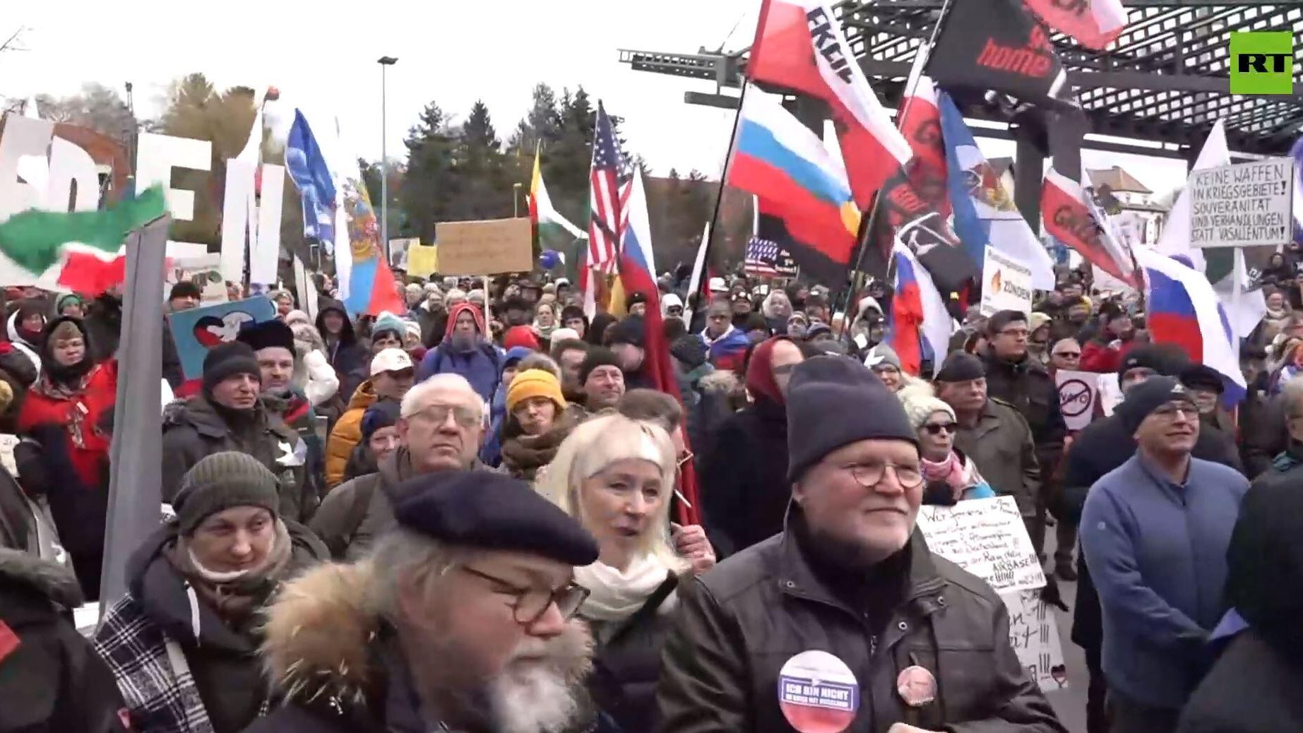 Участники акции протеста с требованием закрытия базы США Рамштайн в Германии. Кадр трансляции Участники акции протеста с требованием закрытия базы США Рамштайн в Германии. Кадр трансляции - РИА Новости, 1920, 28.02.2023