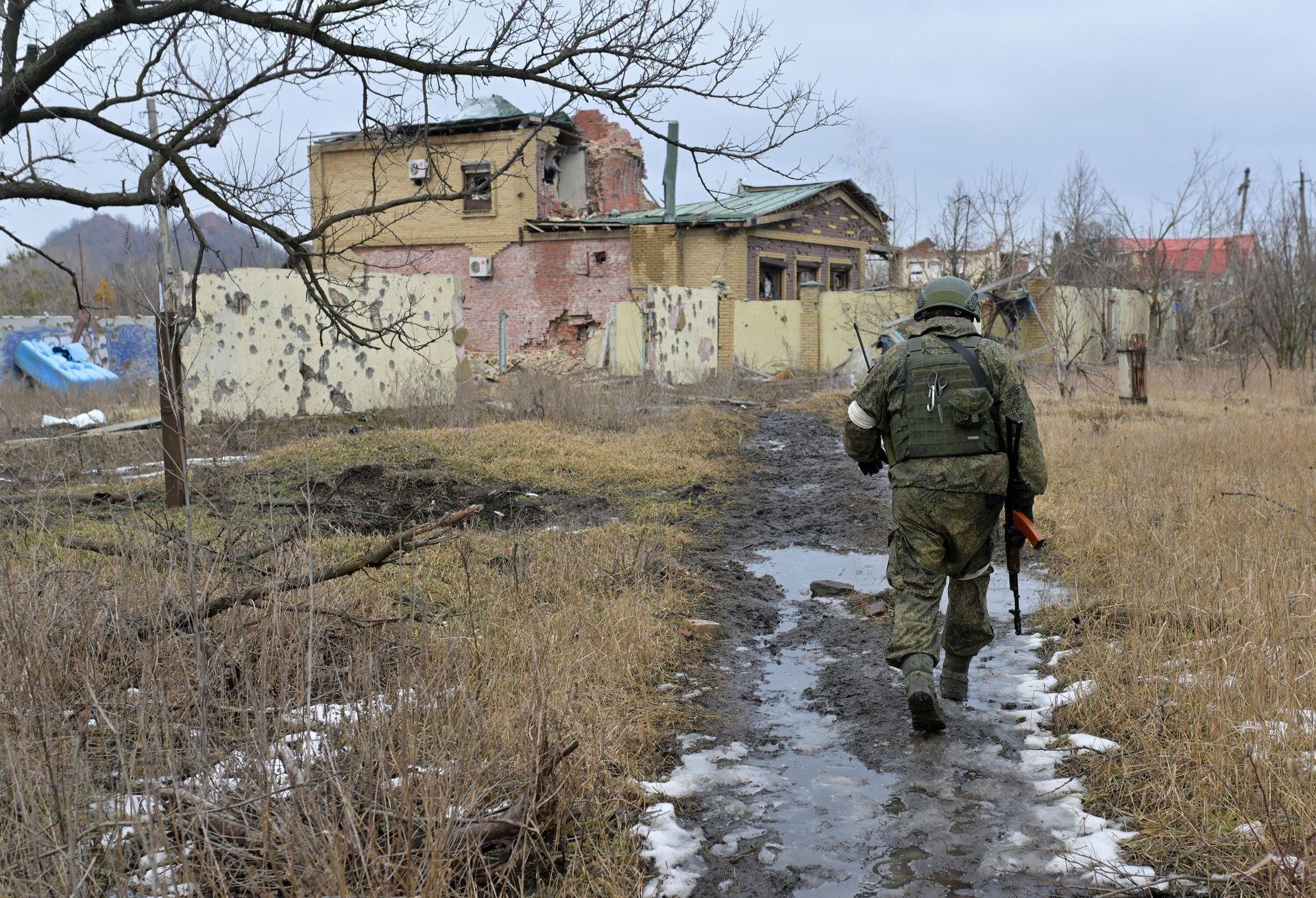Военнослужащий показывает окрестности Марьинки Военнослужащий показывает окрестности Марьинки - РИА Новости, 1920, 02.03.2023