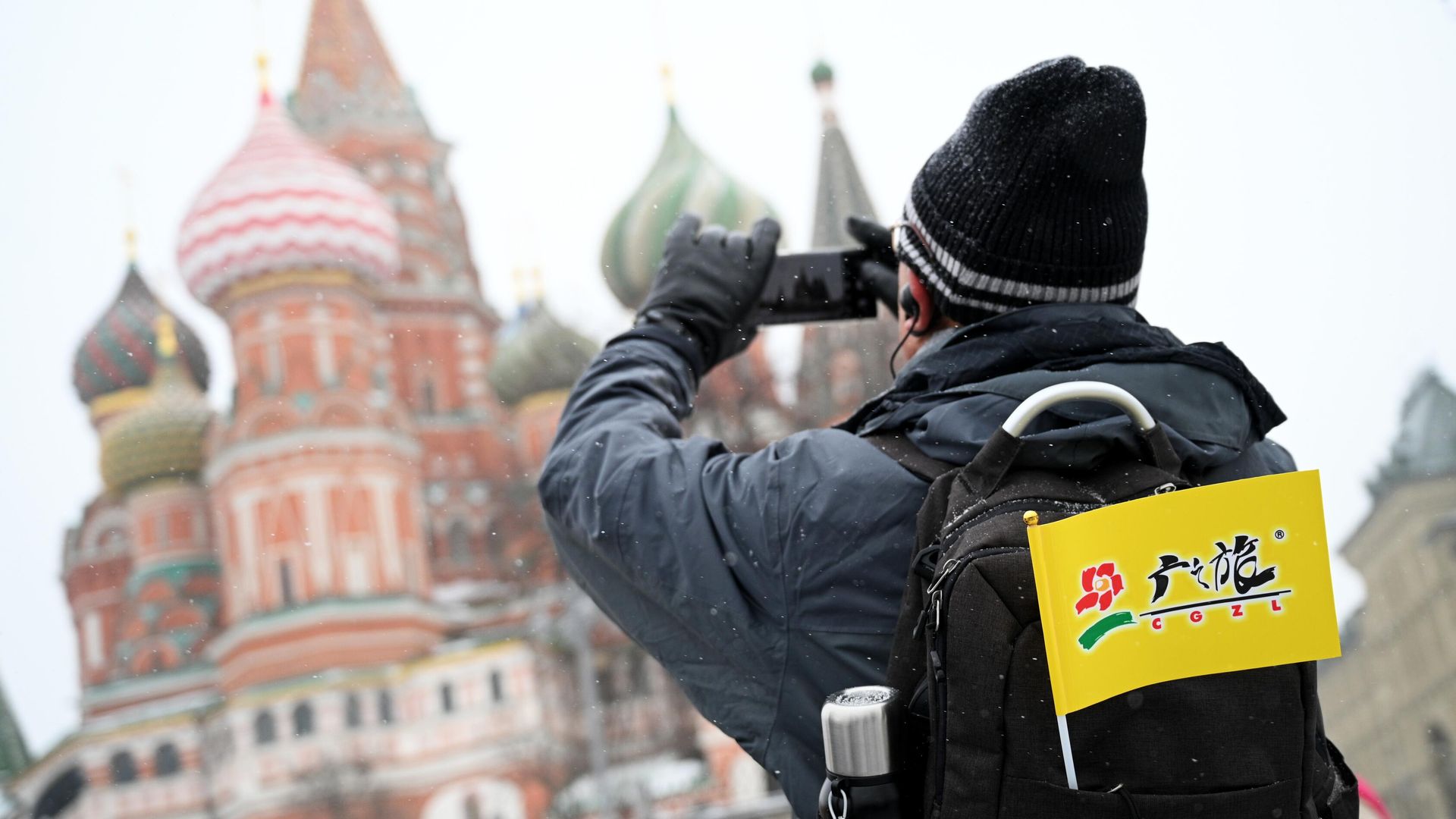 Турист из Китая гуляет на Красной площади в Москве Турист из Китая гуляет на Красной площади в Москве - РИА Новости, 1920, 24.12.2025