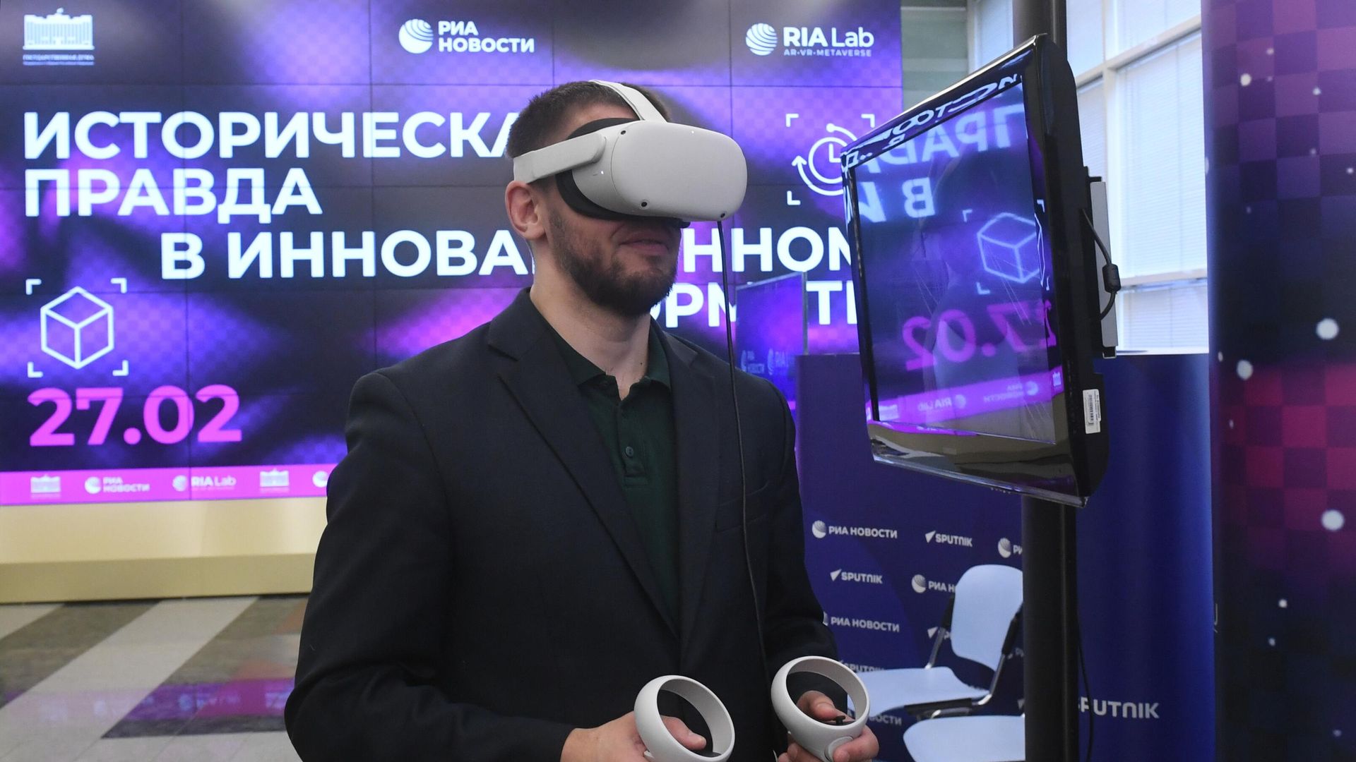 Посетитель выставки Масштаб VR: Нюрнберг, Крузенштерн, Куликово поле Посетитель выставки Масштаб VR: Нюрнберг, Крузенштерн, Куликово поле - РИА Новости, 1920, 27.02.2023