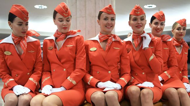 Девушки в форме стюардесс перед началом торжественного вечера, посвященного 100-летию отечественной гражданской авиации, в Государственном Кремлевском дворце Девушки в форме стюардесс перед началом торжественного вечера, посвященного 100-летию отечественной гражданской авиации, в Государственном Кремлевском дворце