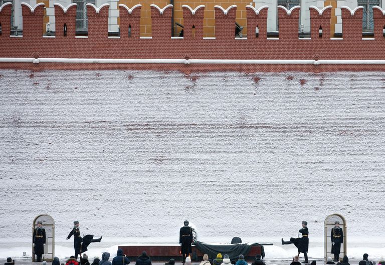 Военнослужащие роты почетного караула Президентского полка РФ у Вечного огня на Могиле Неизвестного Солдата у стен Московского Кремля Военнослужащие роты почетного караула Президентского полка РФ у Вечного огня на Могиле Неизвестного Солдата у стен Московского Кремля