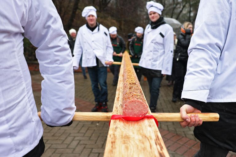 Участники фестиваля Сказки старого города (праздник длинной колбасы) на территории королевских ворот в Калининграде Участники фестиваля Сказки старого города (праздник длинной колбасы) на территории королевских ворот в Калининграде