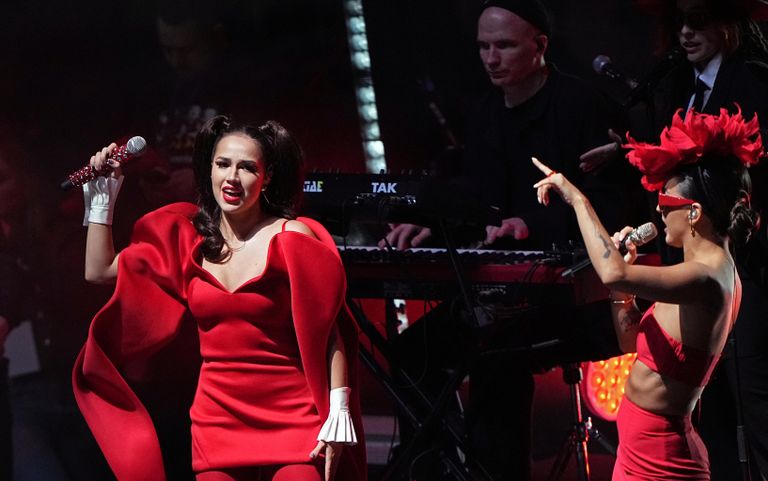 Певица ZIVERT и фигуристка Алина Загитова (слева) выступают на фестивале Влюбленные в фигурное катание в спортивном комплексе ЦСКА Арена в Москве Певица ZIVERT и фигуристка Алина Загитова (слева) выступают на фестивале Влюбленные в фигурное катание в спортивном комплексе ЦСКА Арена в Москве