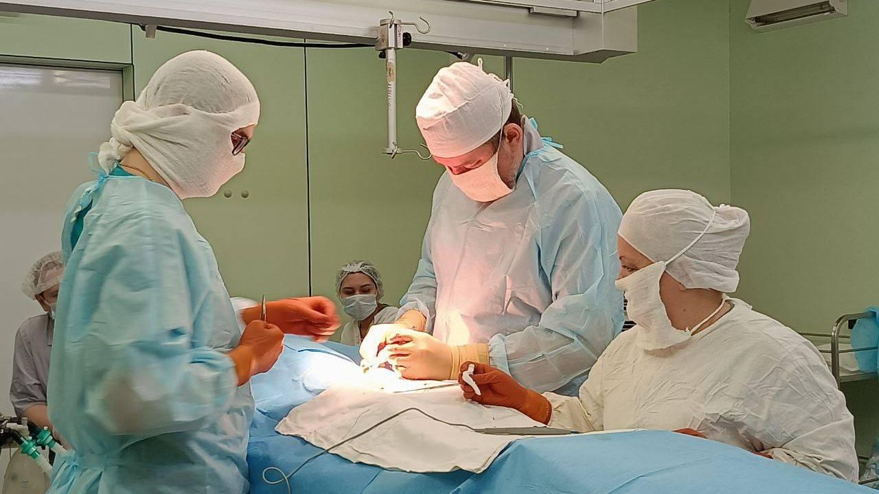 Хирурги детской больницы Нижневартовска во время операции по удалению опухоли у 15-летней пациентки Хирурги детской больницы Нижневартовска во время операции по удалению опухоли у 15-летней пациентки - РИА Новости, 1920, 27.02.2023