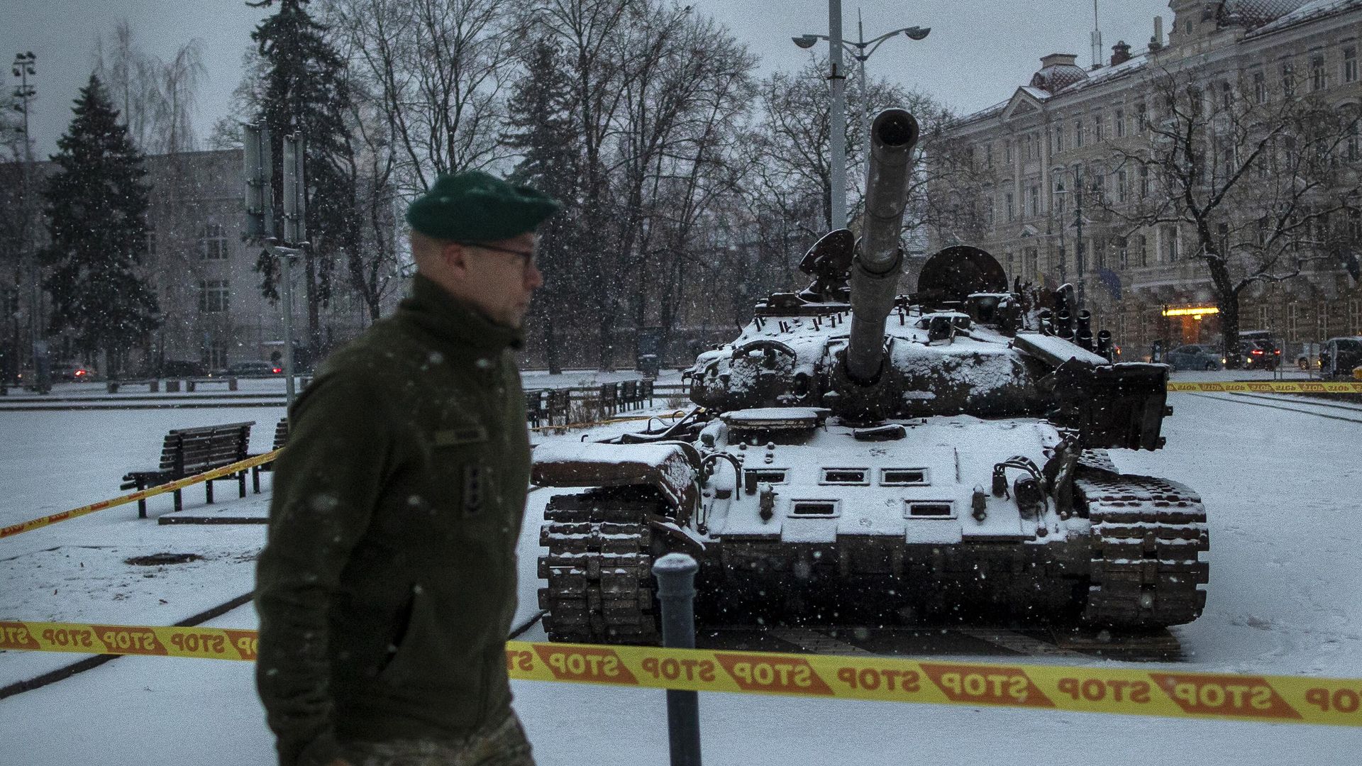 Литовский военный у танка, установленного на Соборной площади в Вильнюсе Литовский военный у танка, установленного на Соборной площади в Вильнюсе - РИА Новости, 1920, 27.02.2023