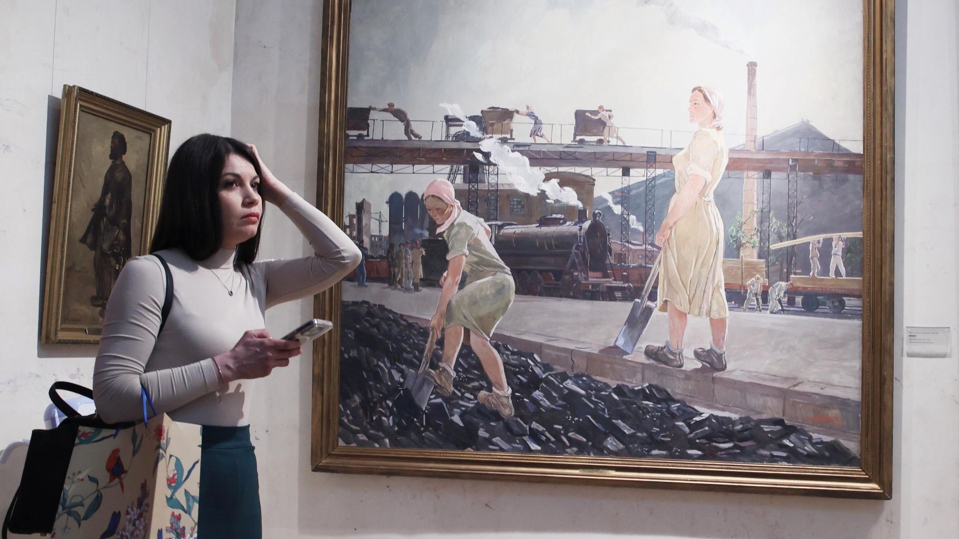 Посетительница на открытии выставки Донбасс - Россия: история и современность, приуроченной к 80-летию освобождения региона от немецко-фашистских захватчиков, в Музее современной истории России Посетительница на открытии выставки Донбасс - Россия: история и современность, приуроченной к 80-летию освобождения региона от немецко-фашистских захватчиков, в Музее современной истории России - РИА Новости, 1920, 28.02.2023