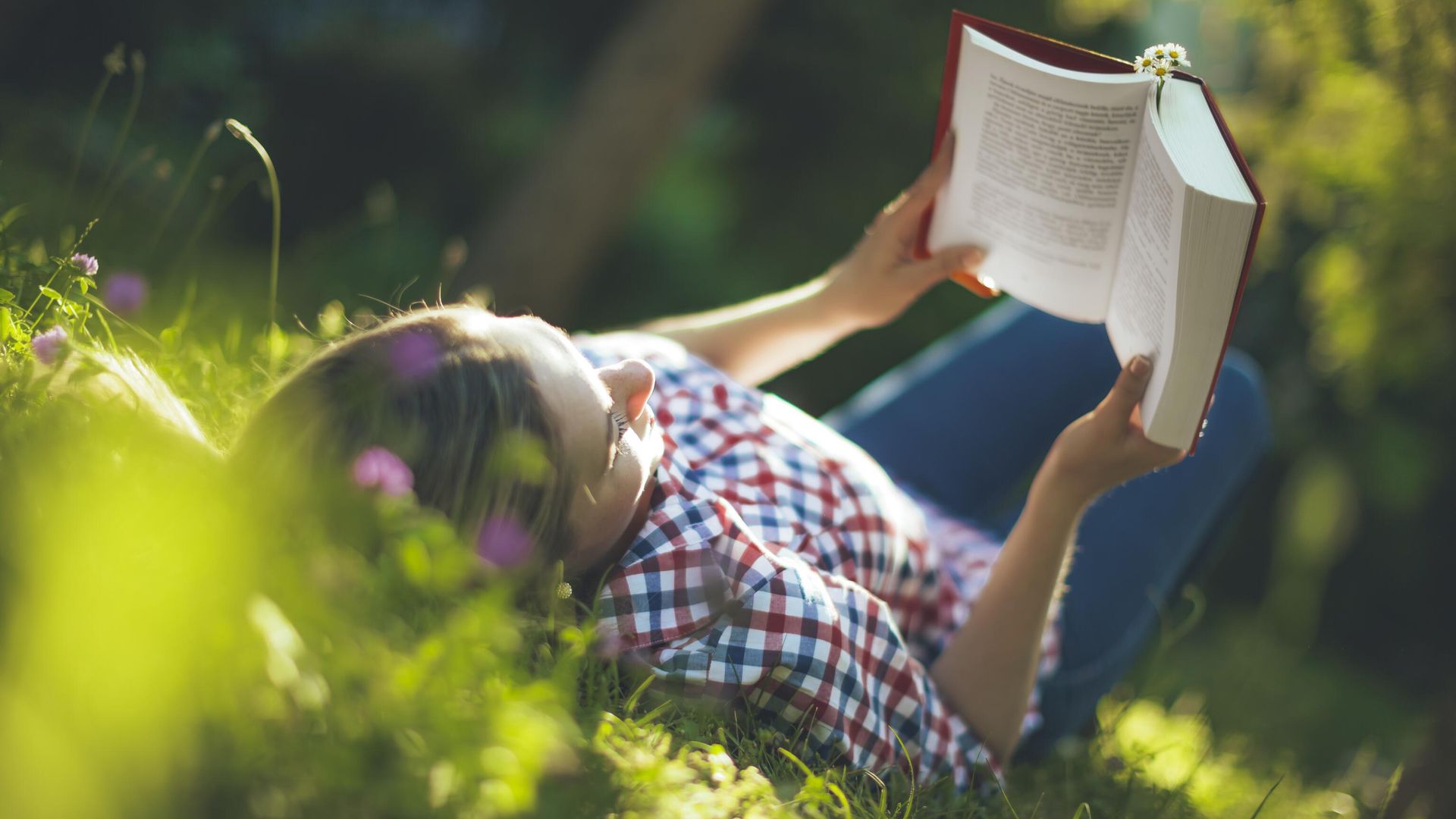 Девушка читает книгу Девушка читает книгу - РИА Новости, 1920, 23.04.2023