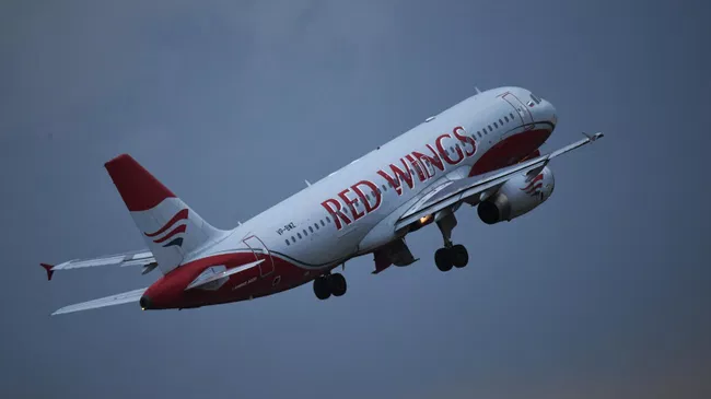  Самолет Airbus A320-232 авиакомпании Red Wings в небе
