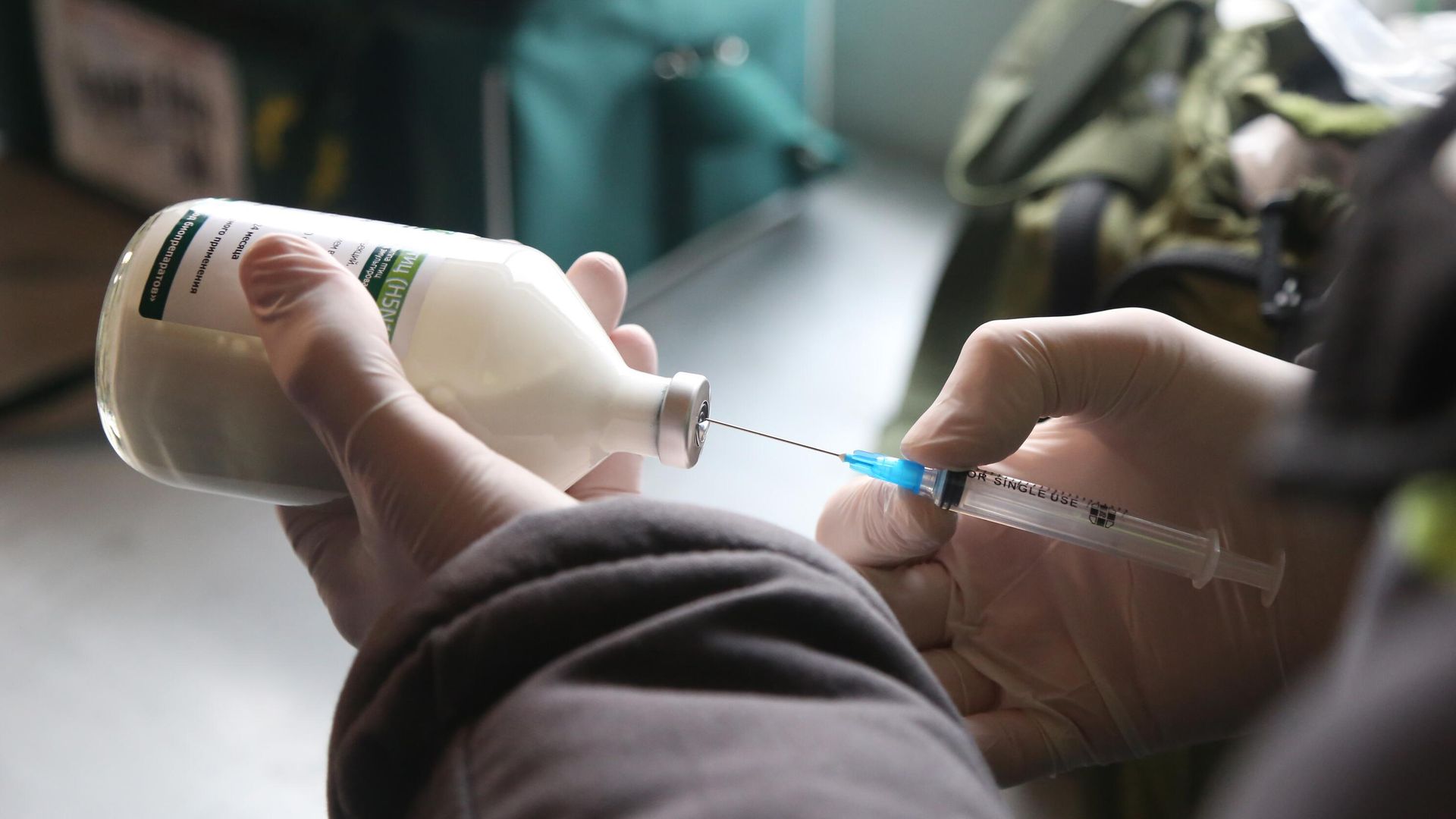 Работник ветеринарной службы готовит вакцину от птичьего гриппа для прививок птиц - РИА Новости, 1920, 22.01.2026