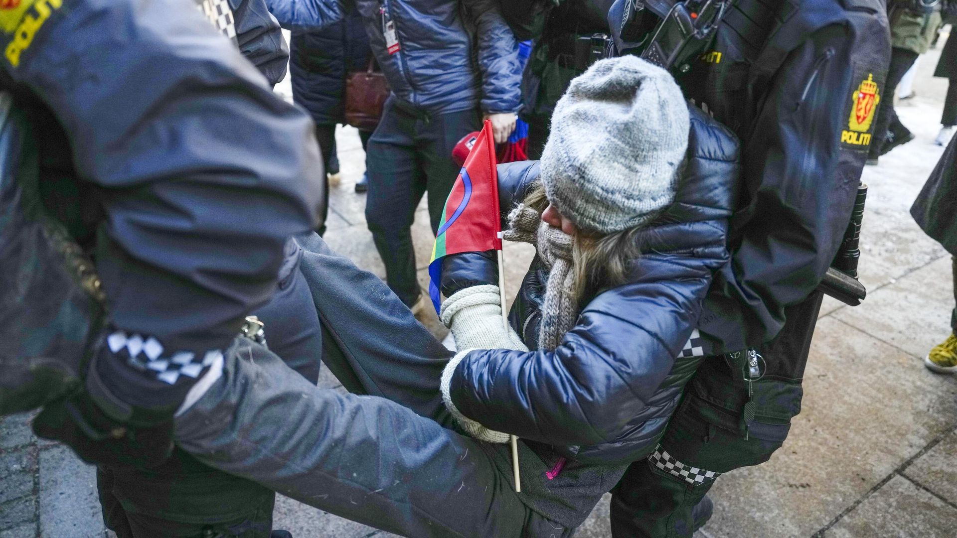 Полицейские уносят активистку Грету Тунберг с места акции протеста в Осло Полицейские уносят активистку Грету Тунберг с места акции протеста в Осло - РИА Новости, 1920, 01.03.2023