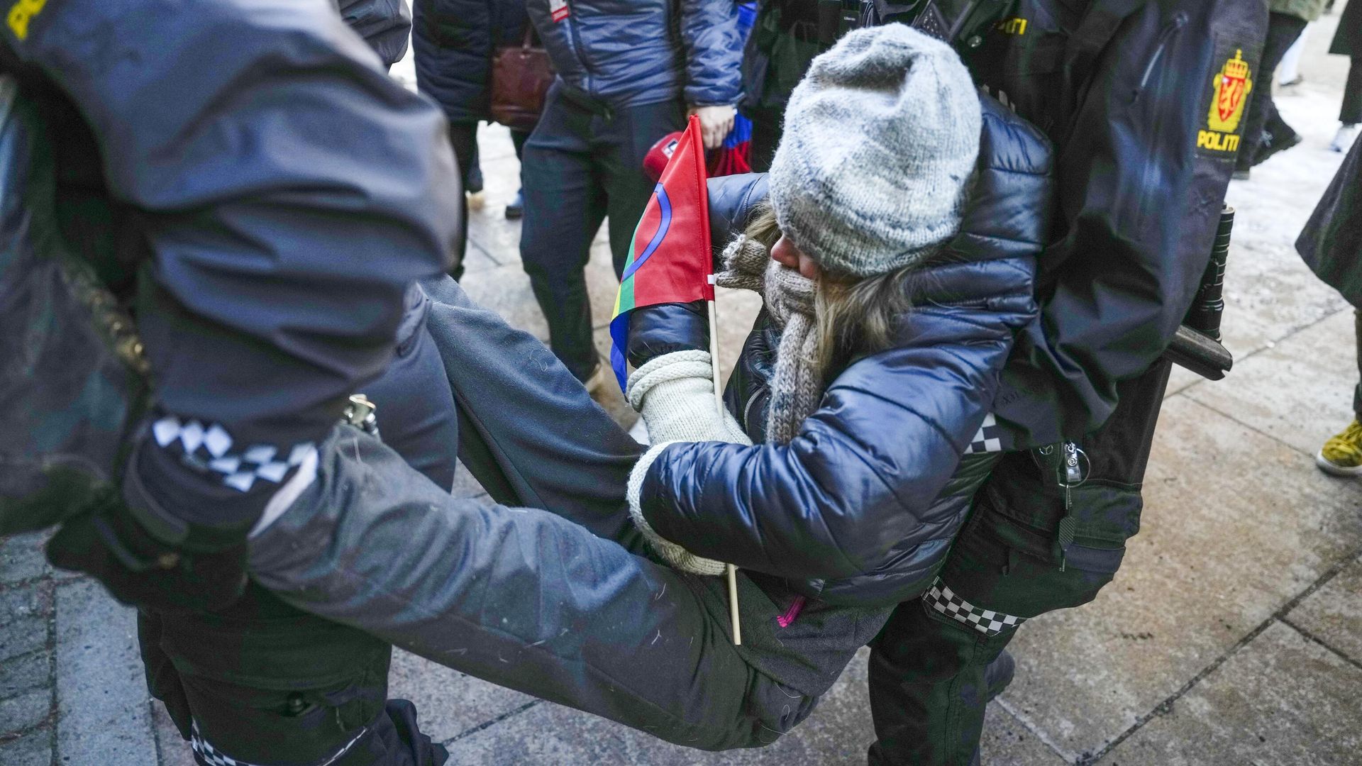 Полицейские уносят активистку Грету Тунберг с места акции протеста в Осло Полицейские уносят активистку Грету Тунберг с места акции протеста в Осло - РИА Новости, 1920, 01.03.2023