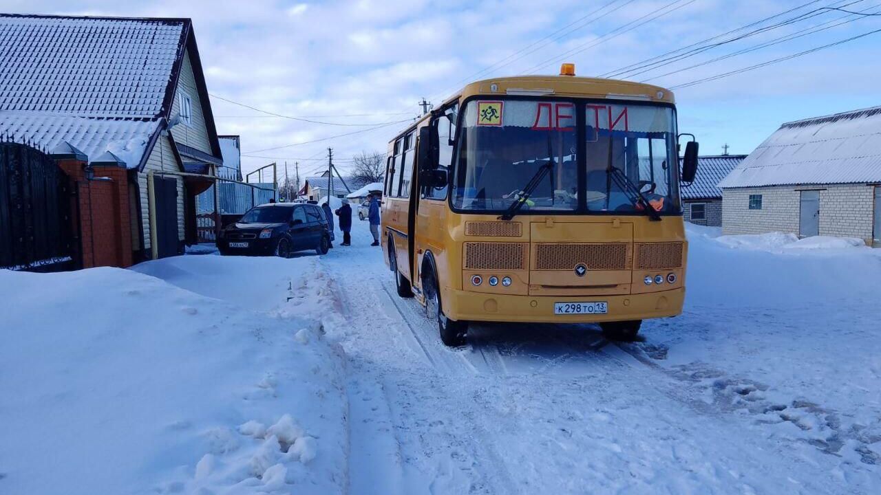 Школьный автобус на улице Луговой в деревне Лаушки, Мордовия Школьный автобус на улице Луговой в деревне Лаушки, Мордовия - РИА Новости, 1920, 01.03.2023