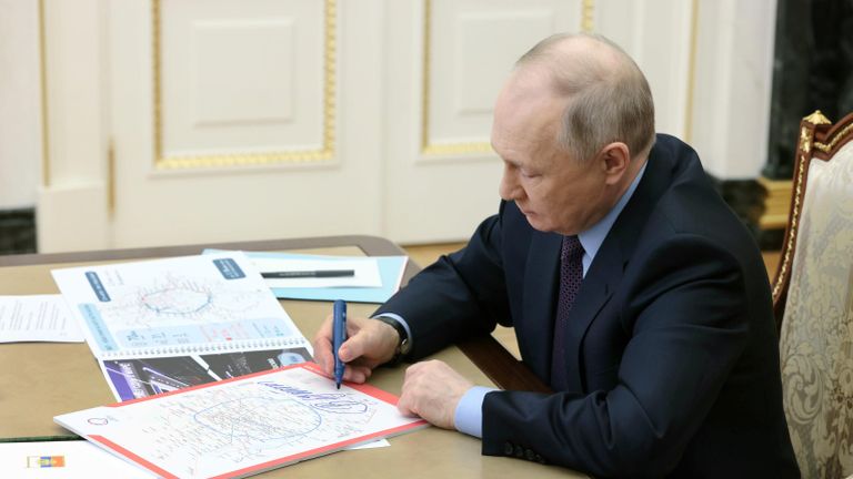Президент РФ Владимир Путин в режиме видеосвязи принимает участие в открытии Большой кольцевой линии московского метро Президент РФ Владимир Путин в режиме видеосвязи принимает участие в открытии Большой кольцевой линии московского метро