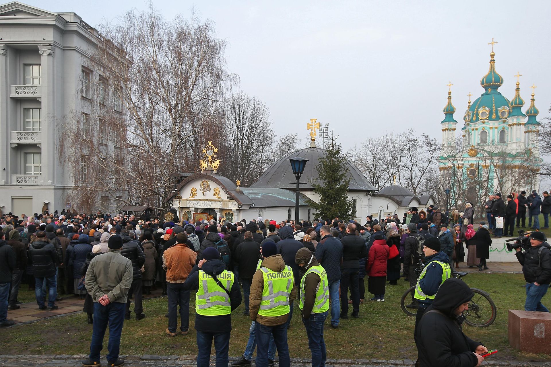 Верующие во время молебна в защиту Владимиро-Ольгиевского храма Десятинного монастыря в Киеве. Члены группировки С14 провели акцию с требованием сноса храма Украинской православной церкви Московского патриархата, расположенной возле Десятинной церкви в центре Киева Верующие во время молебна в защиту Владимиро-Ольгиевского храма Десятинного монастыря в Киеве. Члены группировки С14 провели акцию с требованием сноса храма Украинской православной церкви Московского патриархата, расположенной возле Десятинной церкви в центре Киева - РИА Новости, 1920, 01.03.2023