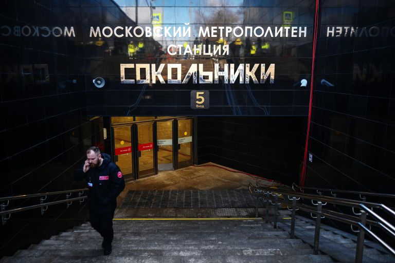 Спуск к станции Сокольники Большой кольцевой линии Московского метро Спуск к станции Сокольники Большой кольцевой линии Московского метро