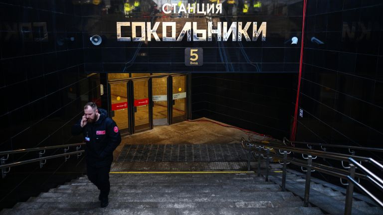 Спуск к станции Сокольники Большой кольцевой линии Московского метро Спуск к станции Сокольники Большой кольцевой линии Московского метро