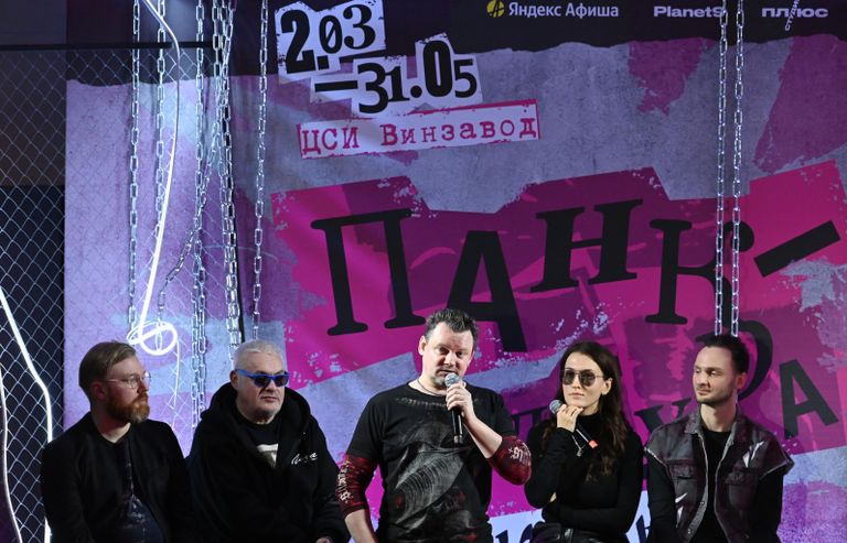 Рок-музыкант, один из лидеров группы Король и Шут Андрей Князев на открытии выставки Панк-культура. Король и Шут на Винзаводе в Москве Рок-музыкант, один из лидеров группы Король и Шут Андрей Князев на открытии выставки Панк-культура. Король и Шут на Винзаводе в Москве