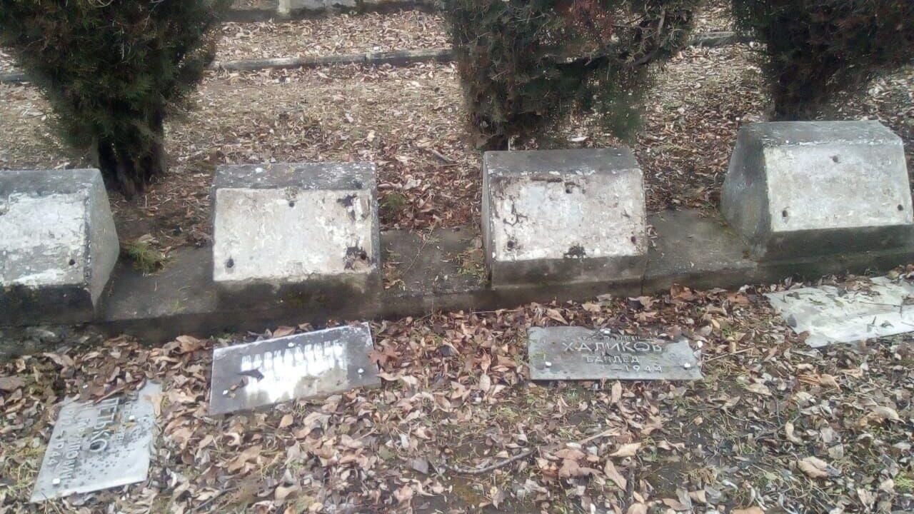 Оскверненные вандалами могилы в некрополе возле Вечного огня и мемориала Солдатам Родины в Кисловодске Оскверненные вандалами могилы в некрополе возле Вечного огня и мемориала Солдатам Родины в Кисловодске - РИА Новости, 1920, 02.03.2023