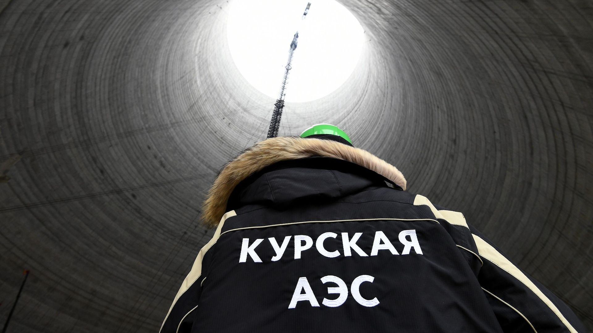 Рабочий в строящейся градирне Курской АЭС-2 Рабочий в строящейся градирне Курской АЭС-2 - РИА Новости, 1920, 28.10.2023