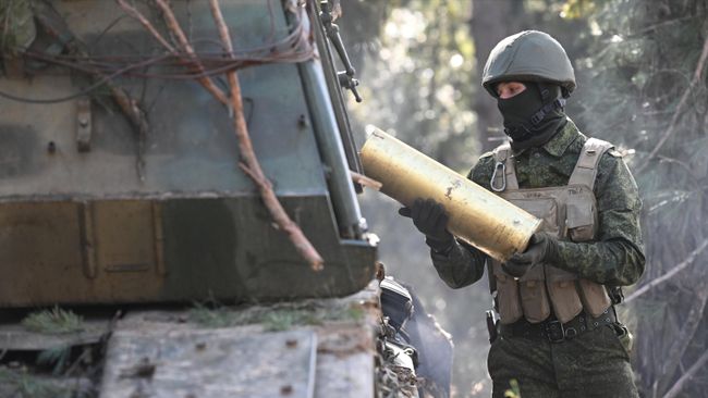 Военнослужащий артиллерийского расчета на боевой позиции в зоне спецоперации