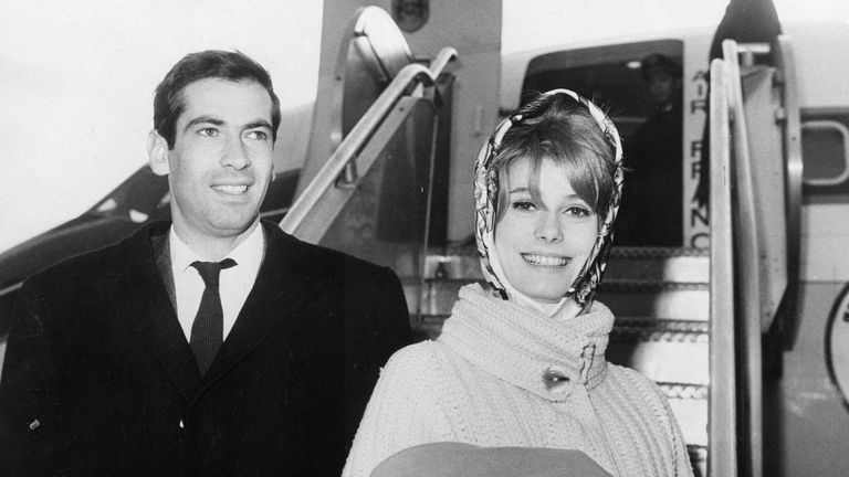 Французский кинорежиссер Роже Вадим и актриса Катрин Денев в нью-йоркском аэропорту Айдлуайлд. 13 декабря 1961
