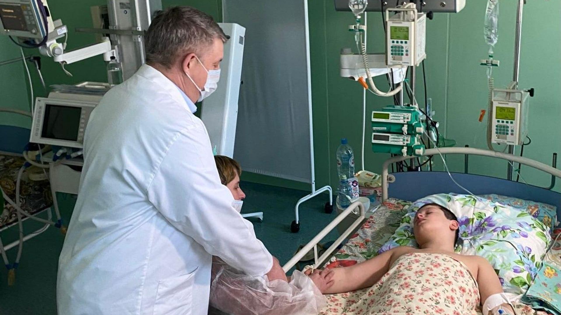 Губернатор Брянской области Александр Богомаз навещает в больнице десятилетнего Федора, пострадавшего при атаке украинских диверсантов на Брянскую область - РИА Новости, 1920, 04.03.2023