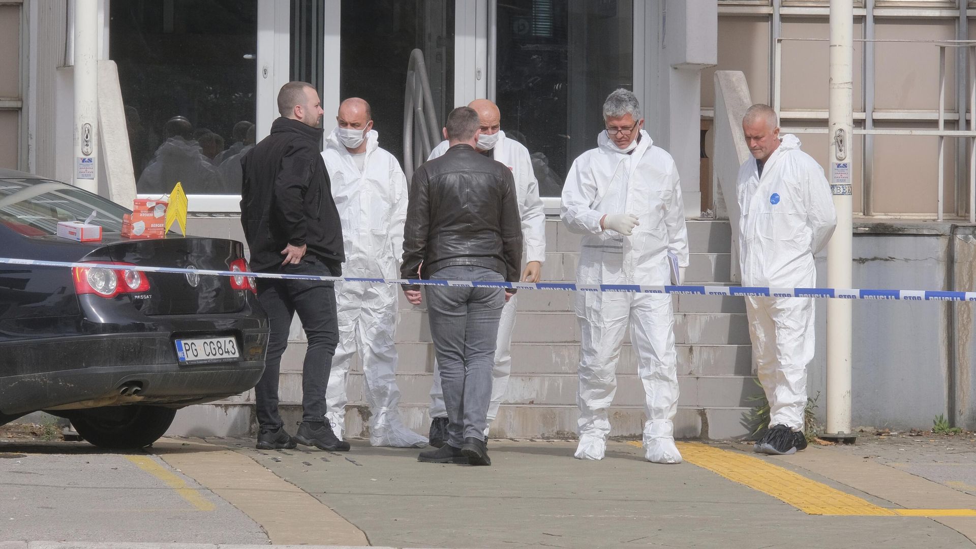 Полицейские следователи стоят перед зданием суда в Подгорице, Черногория Полицейские следователи стоят перед зданием суда в Подгорице, Черногория - РИА Новости, 1920, 03.03.2023