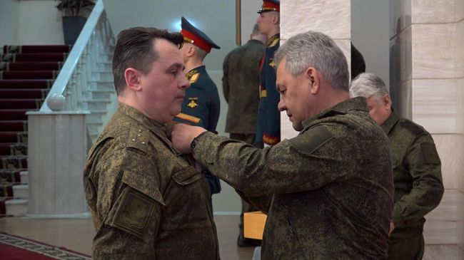 Ждем от вас новых подвигов и свершений: Шойгу наградил участников СВО