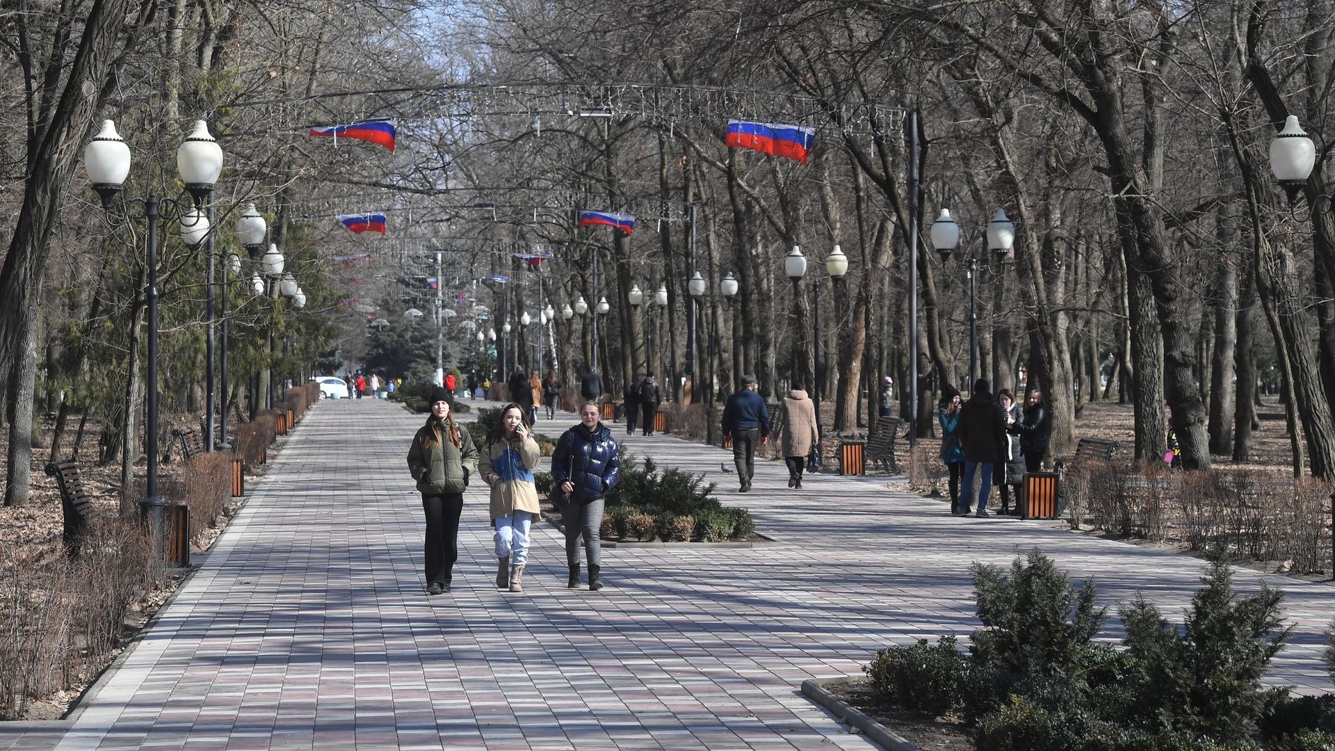 Люди гуляют в парке в Мелитополе Люди гуляют в парке в Мелитополе - РИА Новости, 1920, 11.01.2024