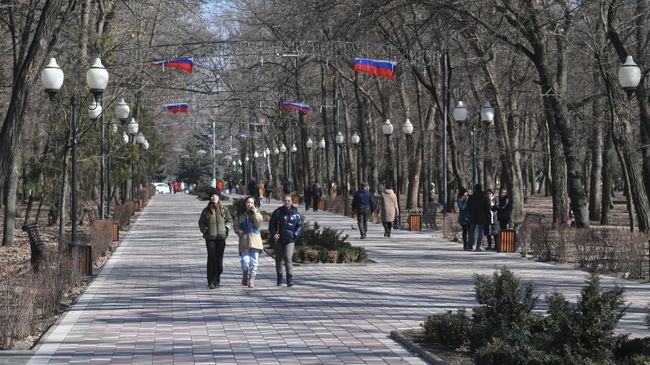 Люди гуляют в парке в Мелитополе 