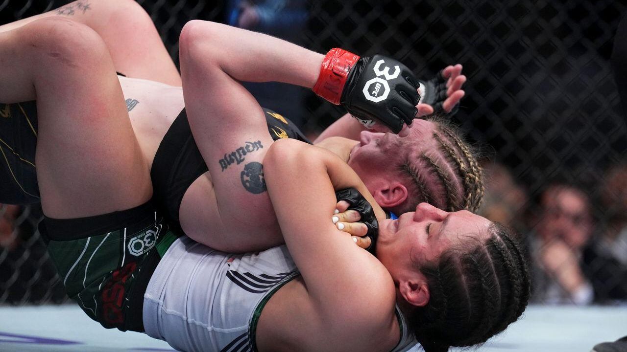 Концовка боя Шевченко против Грассо на UFC 285 Концовка боя Шевченко против Грассо на UFC 285 - РИА Новости, 1920, 05.03.2023