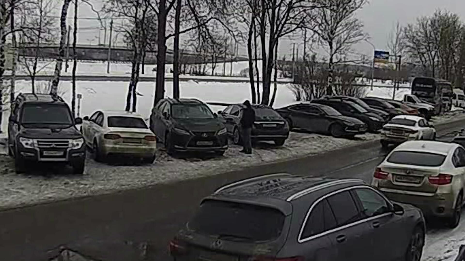Неизвестный у автомобиля председателя совета директоров группы компаний Царьград Константина Малофеева Неизвестный у автомобиля председателя совета директоров группы компаний Царьград Константина Малофеева - РИА Новости, 1920, 06.03.2023