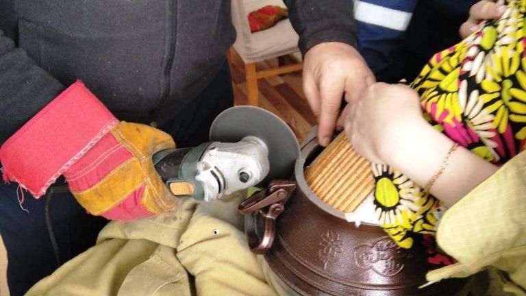 Спасатели помогают освободить годовалую девочку, которая застряла в казане в Иваново Спасатели помогают освободить годовалую девочку, которая застряла в казане в Иваново - РИА Новости, 1920, 06.03.2023