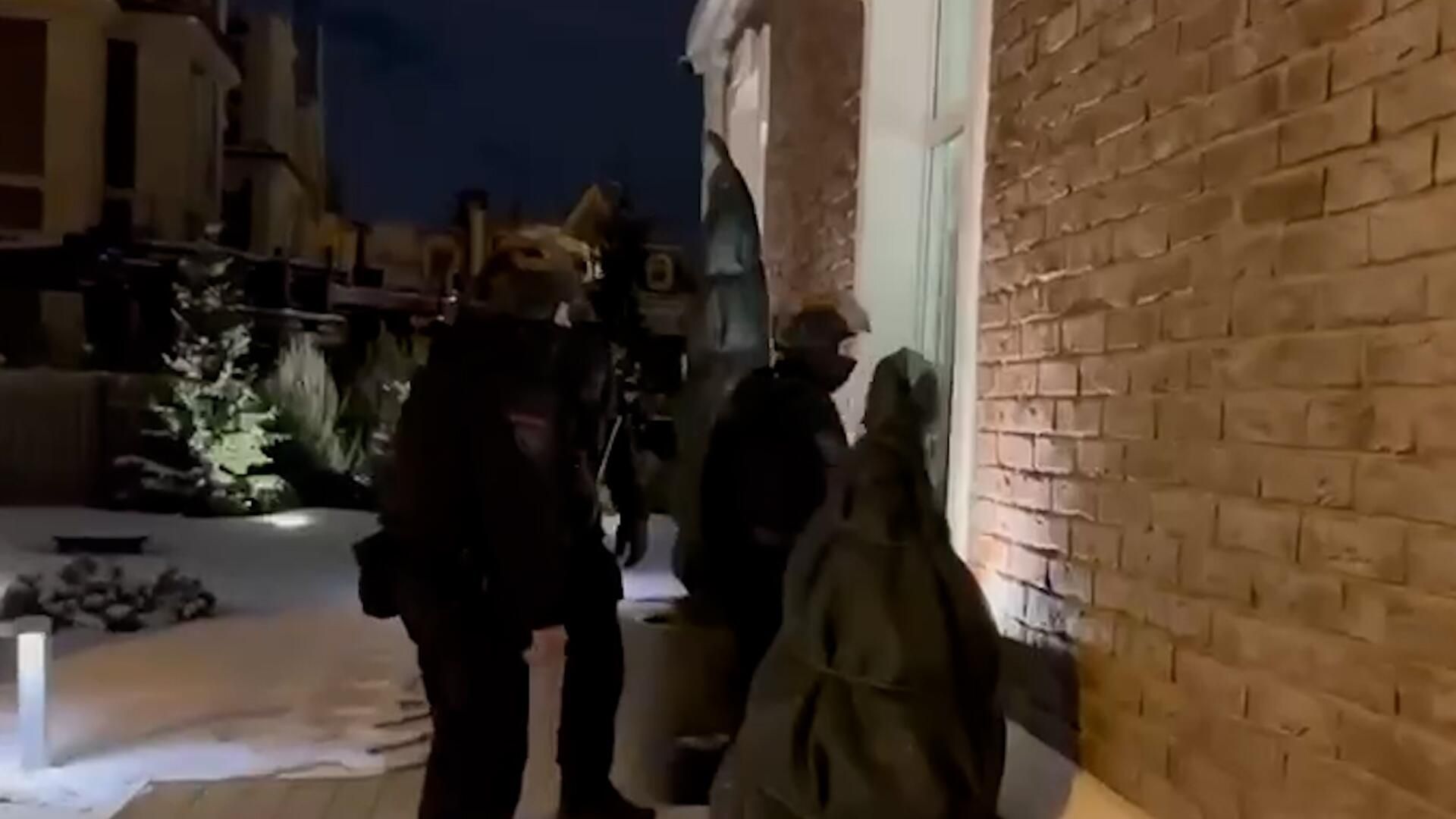 Следователи в доме супругов Чекалиных, подозреваемых в уклонении от уплаты налогов Следователи в доме супругов Чекалиных, подозреваемых в уклонении от уплаты налогов - РИА Новости, 1920, 07.03.2023