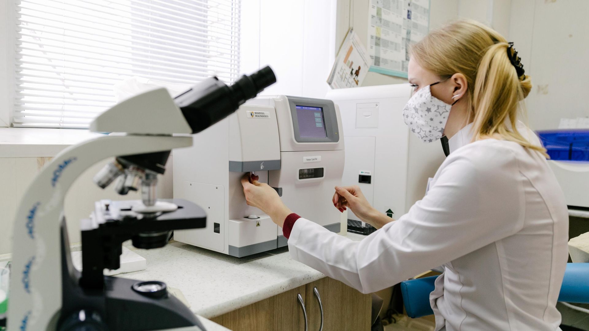 Сотрудница ветеринарного центра за работой в лаборатории Сотрудница ветеринарного центра за работой в лаборатории - РИА Новости, 1920, 08.02.2026