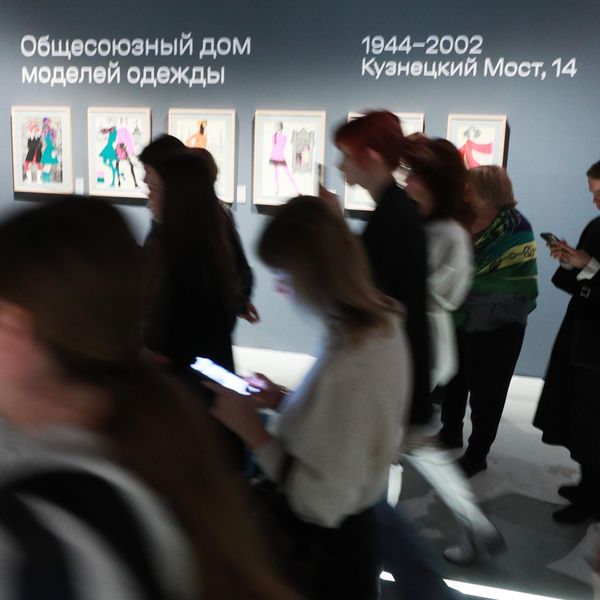 Посетители выставки Дом моделей. Индустрия образов в Музее Москвы