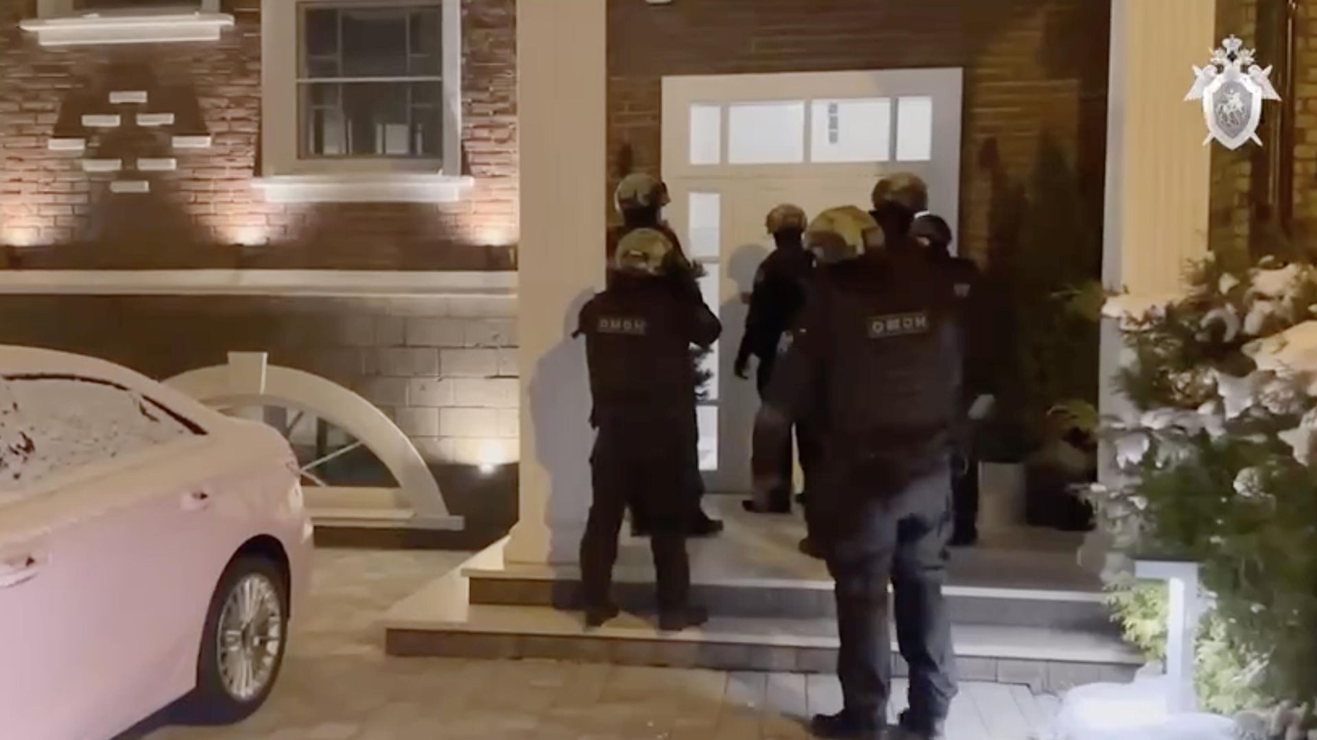 Осмотр дома супругов Чекалиных, подозреваемых в уклонении от уплаты налогов. Кадр видео Осмотр дома супругов Чекалиных, подозреваемых в уклонении от уплаты налогов. Кадр видео - РИА Новости, 1920, 07.03.2023